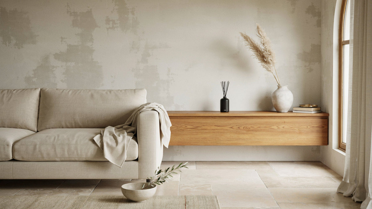 Soggiorno raffinato con texture naturali e styling per la profumazione della casa.