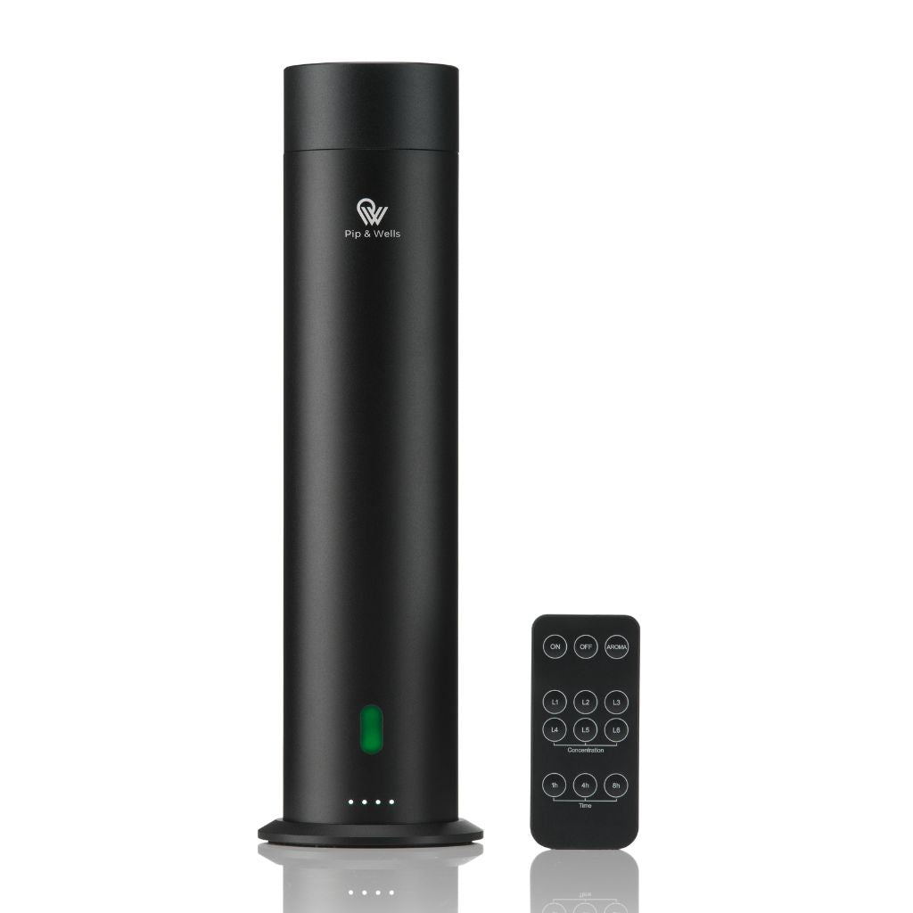 Diffusore di aromi Pure One di Pip & Wells nero opaco con telecomando su sfondo bianco