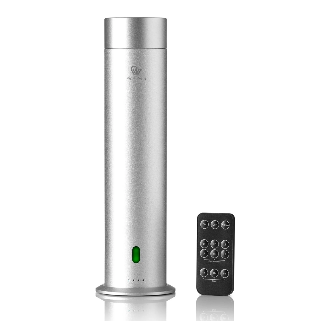 Diffusore di aromi Pure One di Pip & Wells argento opaco con telecomando su sfondo bianco