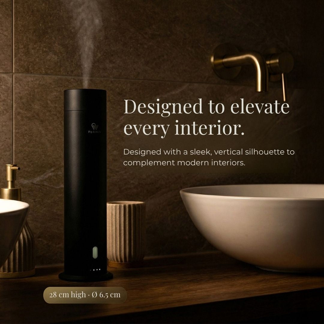 Diffusore di aromi Pure One di Pip & Wells nero opaco sul piano di un bagno con testo sull’arredamento