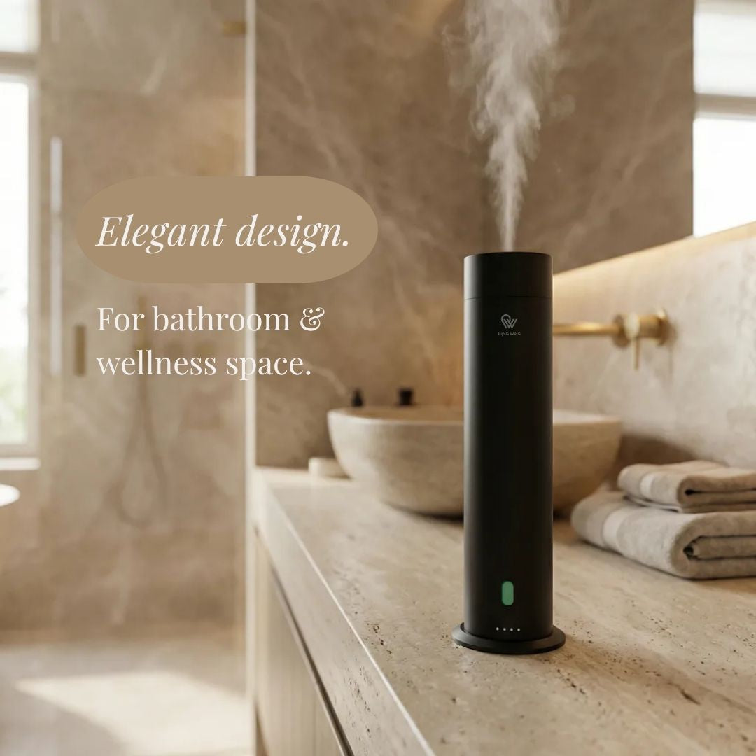 Diffusore di aromi Pure One di Pip & Wells nero opaco sul piano di un bagno con nebbia profumata